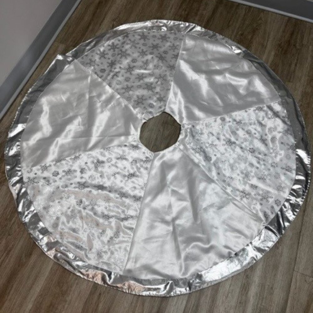 Silver & White Christmas Tree Skirt